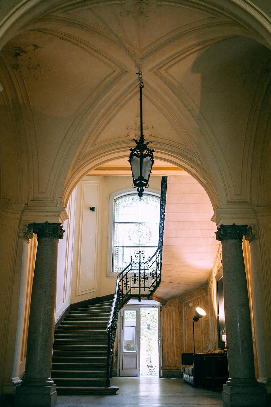 Starý budova interiér, Klasické schodiště, ozdobené sloupce, velké okno, přirozené světlo, majestátní interiér, vinobraní architektura, historické budovy, Vzhled interiéru, lustr, klenutý strop