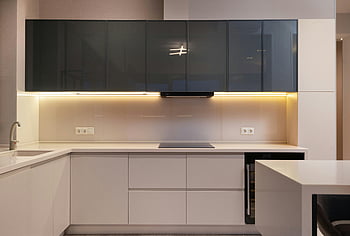 meuble moderne, Cuisine minimaliste spacieuse, Intérieur de cuisine élégante, Cuisine moderne élégante, design minimaliste, Appareils intégrés, cuisine contemporaine, lignes épurées, armoires modernes, Éclairage sous le cabinet, îlot de cuisine