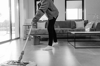foto em tons de cinza, pessoa esfregando, sala moderna, limpeza de chão, Limpeza em casa, piso de limpeza, Preto e branco, limpeza interna, tarefas domésticas, piso frio, Decoração da sala de estar