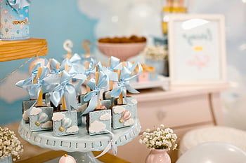babyshower, dessert tafel, Pastel -decoraties, zoete lekkernijen, blauwe beeldjes, elegante opstelling, Baby shower decoraties, pastelkleuren, dessertdisplay, Baby shower traktaties, blauwe linten