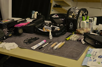 kosmetických výrobků, kosmetický salon, Make -up umělec Kit, Nástroje krásy, make-up nástroje, kosmetické výrobky, make-up produkty, uspořádání stolu, Komplexní pohled, vizážistka, Nastavení kosmetického salonu