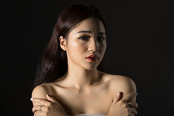 Mujer mirando la cámara, retrato llamativo, elegancia, confianza, fondo negro, pintalabios rojo, vestido sin hombro, Pose segura, mujer elegante, fotografía de retrato, pelo oscuro