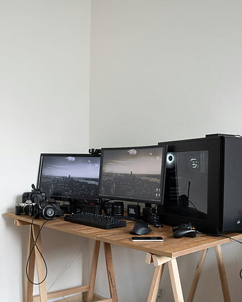 Home Office Setup, zwei Monitore, Gaming -Ausrüstung, Kameraausrüstung, Holztisch, effizienter Arbeitsbereich, Computer-Setup, Schreibtisch-Gadgets, Tech -Arbeitsbereich, Schreibtisch des Fotografen, jbl lautsprecher
