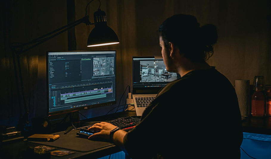 editor videa, Práce ve tmě, Disly osvětlený pracovní prostor, Editace počítače, Video záběry, pracovního prostoru, muž pracující, editačního softwaru, obrazovka počítače, laptop, nastavení stolu