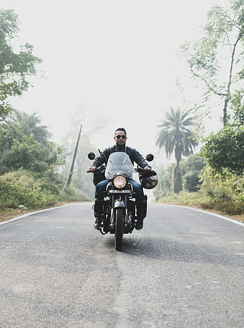 男乗馬オートバイ、 道路、 緑豊かな緑、 インド、 モーターサイクリスト、 絵のように美しい道、 アウトドアアドベンチャー、 旅行写真、 風光明媚なルート、 アドベンチャーライディング、 オートバイの旅