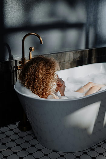 žena ve vaně, hnědé kudrnaté vlasy, bublinková koupel, relaxační, klid, koupelna, Faucet vany, Hexagonální dlaždice, Spa moment, péče, Mladá žena