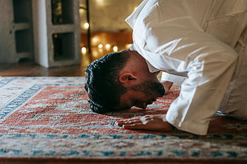 muslimský muž, bílý thobe, uklonit se, Červený a modrý koberec, Modlit se uvnitř, tradiční oděv, kulturní víra, oddanost, modlitba, vnitřní scéna, vzor koberce