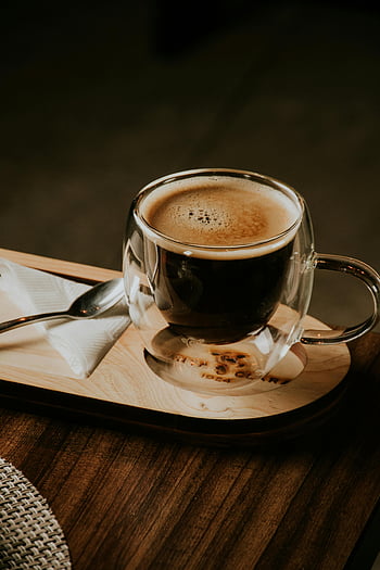 lasi kahvimuki, espresso, puinen tarjotin, kodikas asetus, kaksiseinäinen lasi, täyteläinen kahvi, kahvikuppi, puupinta, kahvijuomaa, kahviaika, kahvitauko