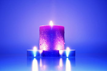 tre tændte stearinlys, Levende blå stearinlys, lilla stearinlys, glødende flammer, Tranquil indstillinger, Candlelight Ambiance, blå og lilla nuancer, lys arrangement, rolig atmosfære, Dekorative stearinlys, beroligende stearinlys