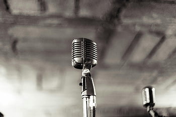 grå kondensatormikrofon, mikrofonstativ, Selektiv fokusfotografering, sort og hvid, lydudstyr, lydstudie, Vintage mikrofon, musikproduktion, lydoptagelse, Mikrofon nærbillede, studio mikrofon