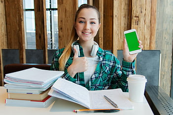 usmívající se žena, bílý android smartphone, studovat, knih, moderní vzdělávání, Mladá žena, chytrý telefon, vzdělání, stůl, sluchátka