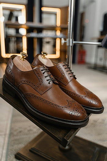 hnědé kožené boty, klasické boty brogue, Stylové nastavení, detailní záběr, pánská obuv, Kožené pantofle, hnědé boty, společenské boty, displej boty, Elegantní boty