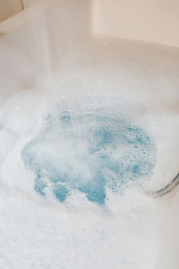 fürdőkád, fehér hab, buborékok, nyugtató fürdő, kék víz, Pihentető légkör, fürdés idő, pezsgőfürdő, spa-szerű, fürdőszoba, higiénia