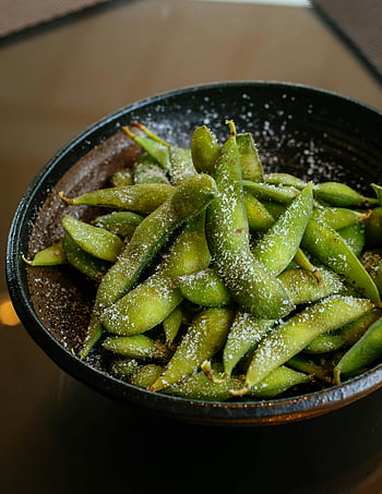fagioli di soia, fagiolo verde, edamame salato, EDAMame fresco, ciotola nera, aperitivo, spuntino, avvicinamento, baccelli verdi, fagioli salati, snack salutare