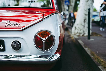 ford cortina, macchina vintage, rosso e bianco, design classico, retrovisore, parcheggiata in strada, foto ravvicinata, veicolo retrò, fotografia automobilistica, Appassionati di auto, scena di strada