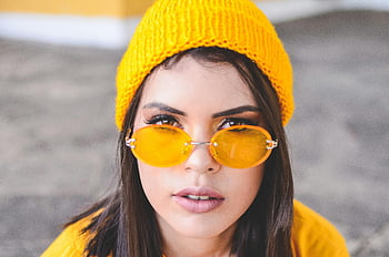 ポートレート写真、 笑顔の女性、 イエロービーニー、 サングラス、 スタイリッシュな肖像画、 屋外、 ファッション写真、 女性の肖像、 カジュアルスタイル、 明るい色、 ストリートスタイル