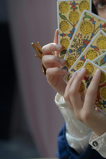 tarotové karty, detailní záběr, ruce hospodářství, mysticismus, věštectví, čtení karet, věštění, okultní, duchovní praxe, esoterický, Tarotová čtečka