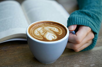 káva latte, latte art, otevřená kniha, rustikální stůl, teplý šálek, hrnek kávy, Čtení kávy, Útulná káva, moment kávy, přestávka na kávu, latte design