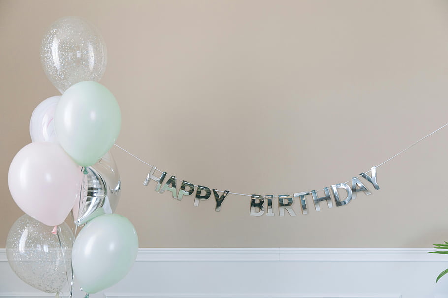 Všechno nejlepší k narozeninám banner, Pastel Balóny, Minimalistické nastavení narozenin, Vnitřní narozeninová dekorace, Pastel Balloon Dekorace, narozeniny banner, Vnitřní oslava, pastelové barvy, Narozeninová párty dekor, stříbrný banner, Slavnostní nastavení vnitřního