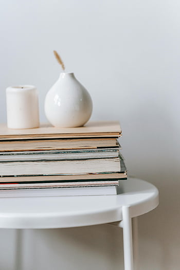 Keramikvasen, Stapel Bücher, Moderner weißer Tisch, Ästhetischer Stapel, Kerze, minimalistisches Dekor, Wohnkultur, Innenarchitektur, weiße Vase, weiße Kerze, moderne Möbel